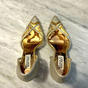 LIKE NEW Badgley Mischka cream gold mesh shoe with silver accents